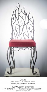 chaise métal et coussin en tissu rouge