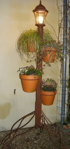 arbre à fleurs avec ou sans éclairage; peut accueillir 4 pots de fleurs ou des plantes grimpantes